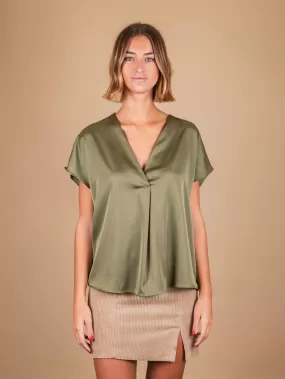 BLUSA IN RASO VERDE A CON SCOLLO A V E MANICA CORTA